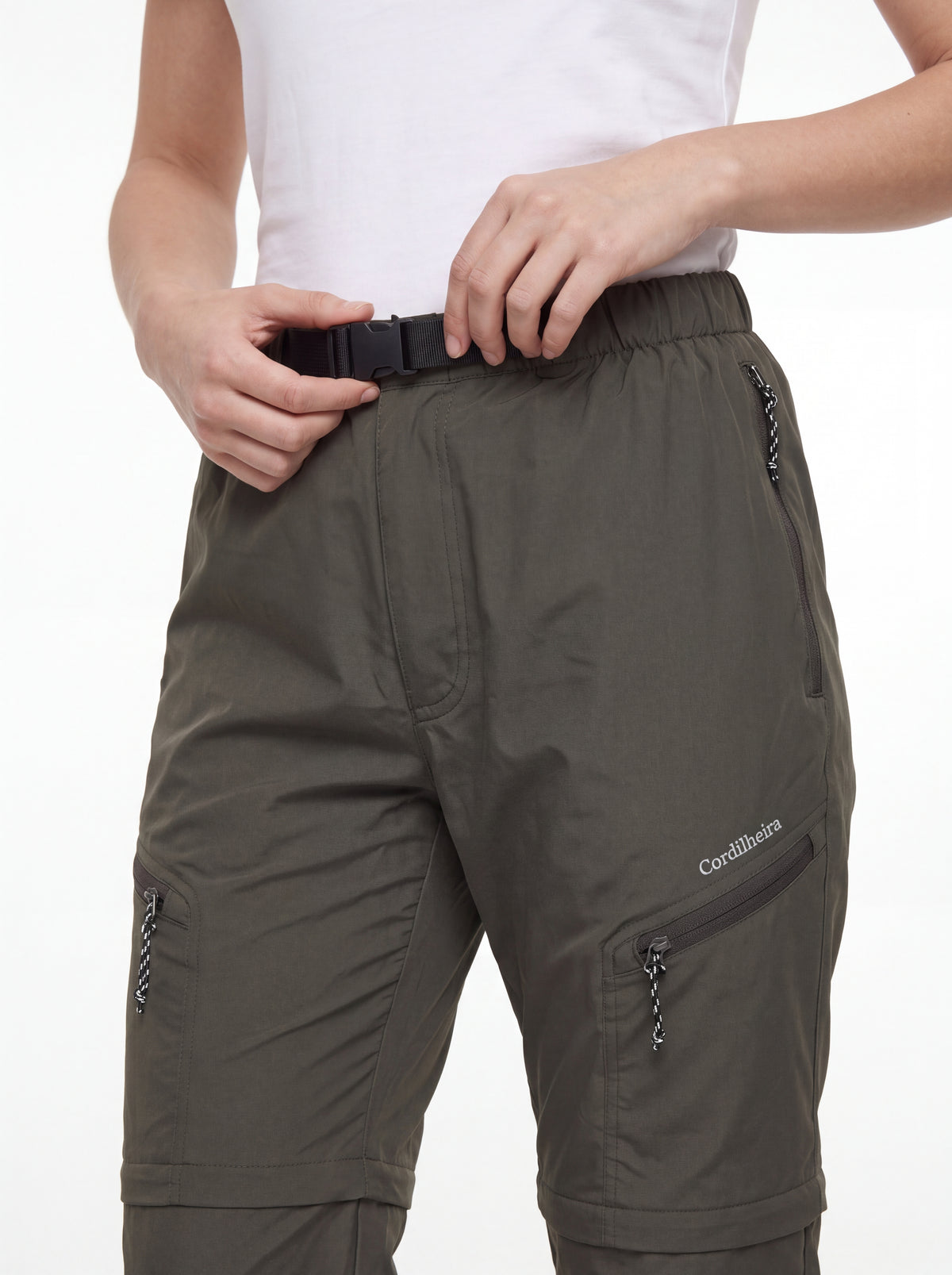 Modelo interagindo com a Calça 2 em 1 Cordilheira Canopy Feminina com logo em destaque, Roupa da Marca Cordilheira com Boa qualidade, resistência e funcionalidade Confiável para atividades outdoor.
