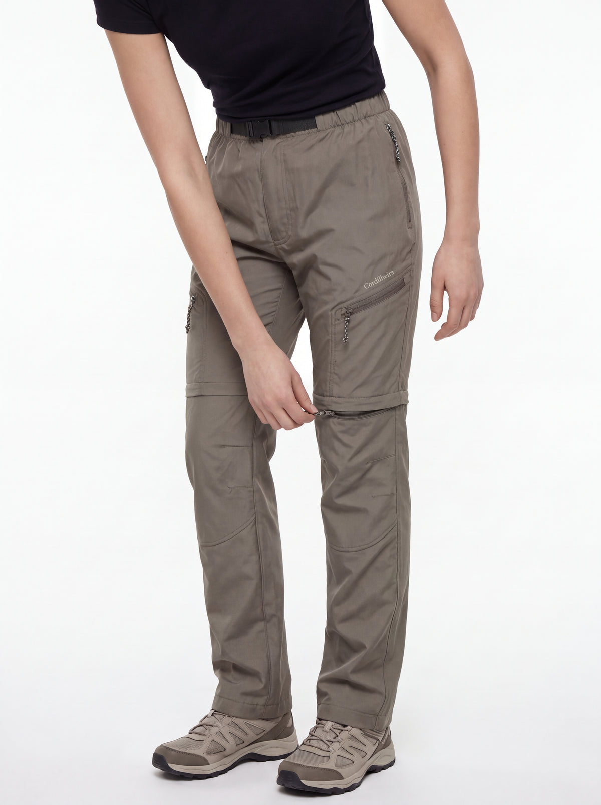Pessoa interagindo com a Calça 2 em 1 Cordilheira Canopy Feminina, Roupa da Marca Cordilheira com Boa qualidade, resistência e funcionalidade Confiável para uso outdoor.