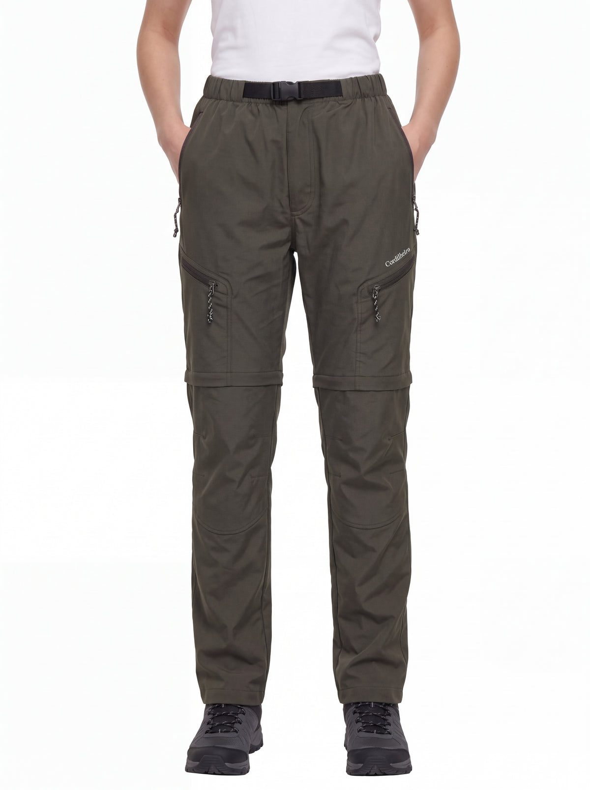 Modelo posando com Calça 2 em 1 Cordilheira Canopy Feminina e logo em destaque, Roupa da Marca Cordilheira com Boa qualidade, resistência e acabamento Confiável para trilhas.