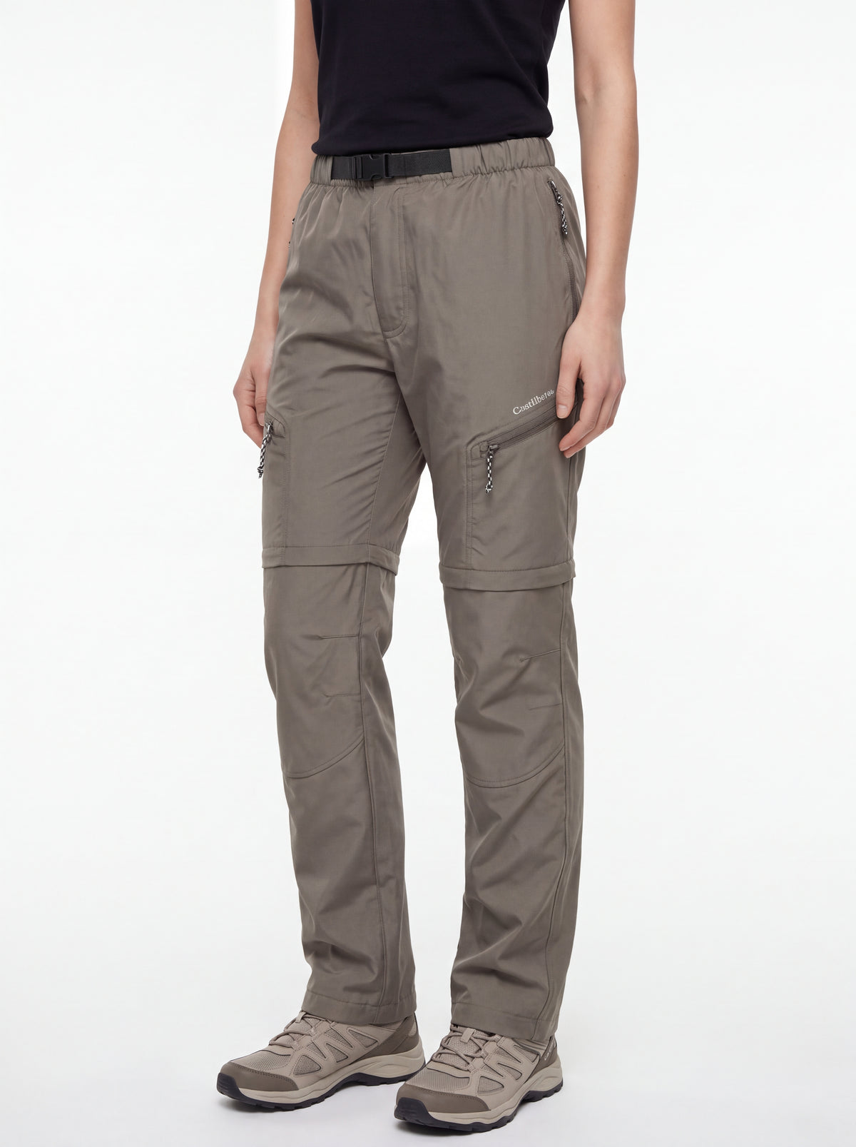 Modelo usando Calça 2 em 1 Cordilheira Canopy Feminina em composição outdoor, Roupa da Marca Cordilheira com Boa qualidade, conforto e versatilidade Confiável para trilhas e viagens.