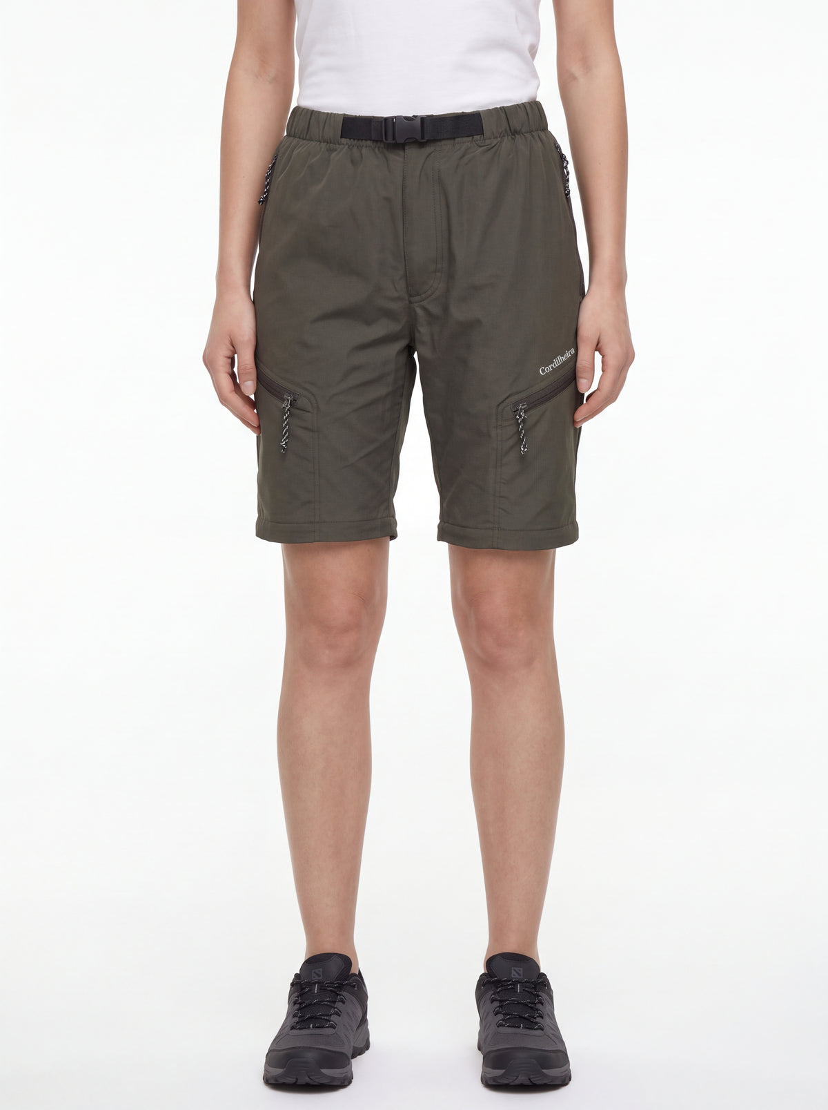 Calça 2 em 1 Cordilheira Canopy Feminina em pose que destaca a modelagem, Roupa da Marca Cordilheira com Boa qualidade, resistência e acabamento Confiável para trekking.