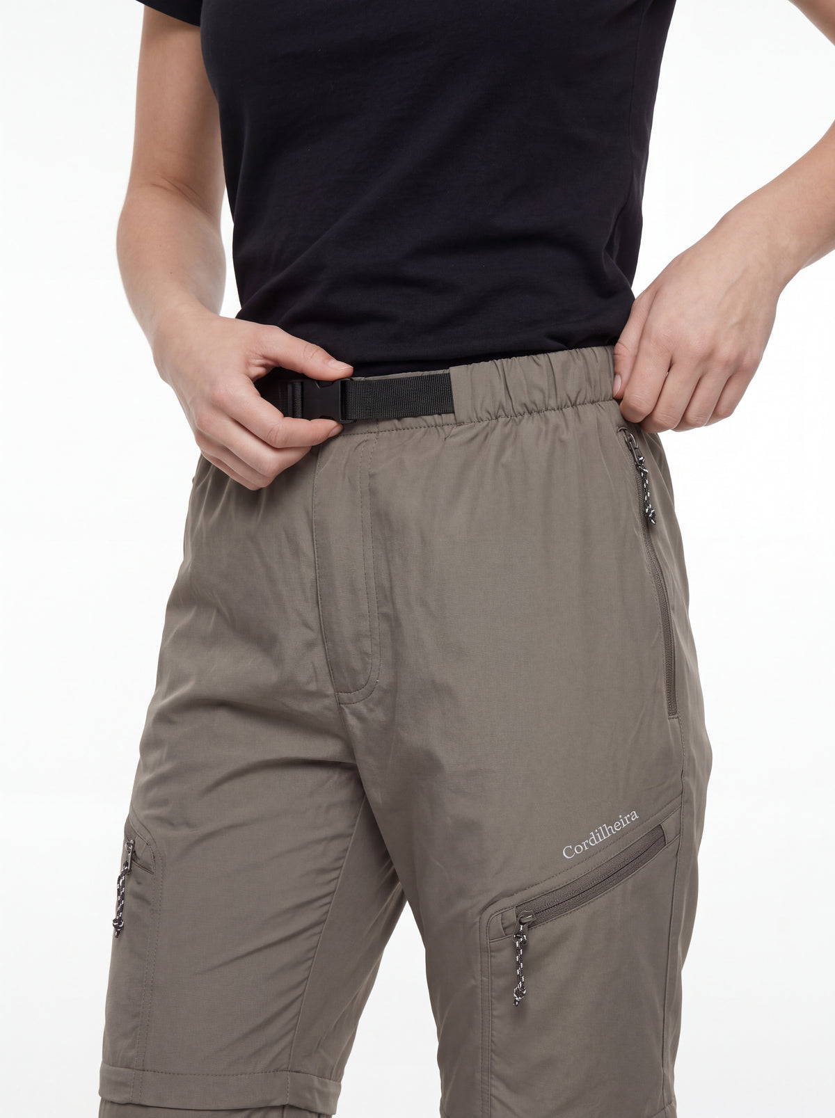 Modelo usando Calça 2 em 1 Cordilheira Canopy Feminina em pose de trilha, Roupa da Marca Cordilheira com Boa qualidade, resistência e proteção Confiável para aventuras ao ar livre.