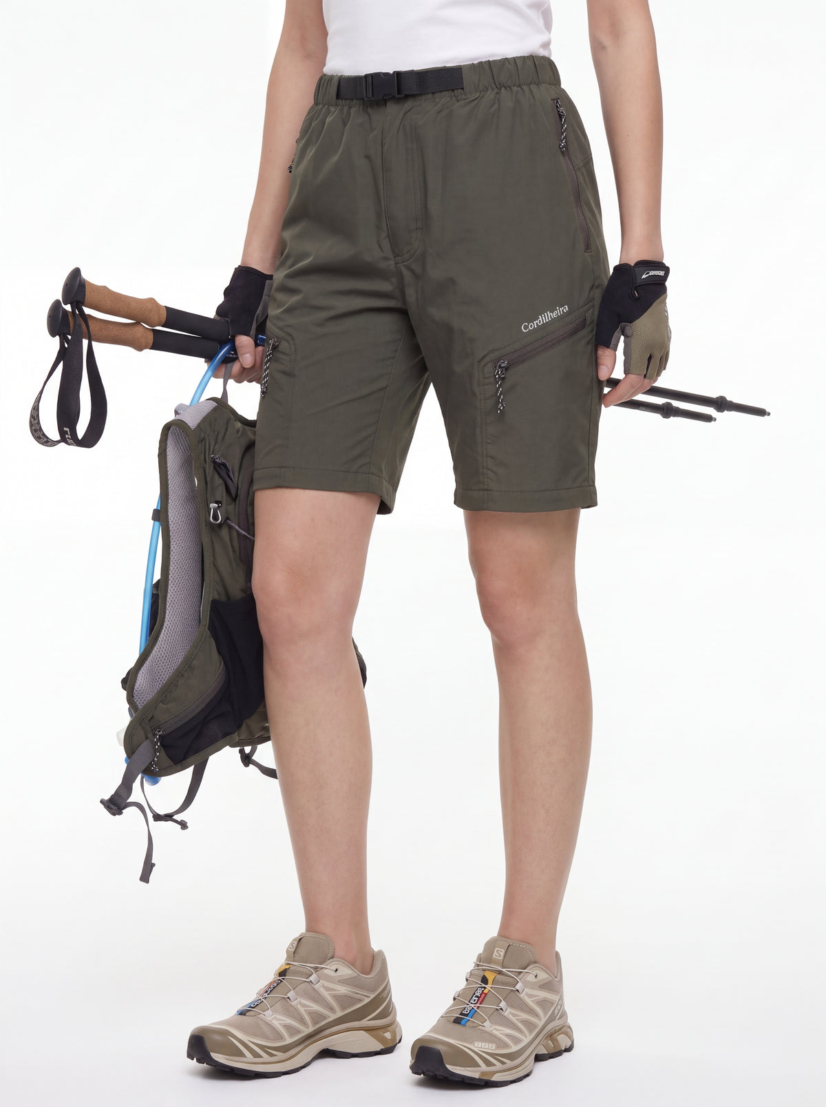 Modelo com equipamento de trail running usando Calça 2 em 1 Cordilheira Canopy Feminina, Roupa da Marca Cordilheira com Boa resistência, conforto e desempenho Confiável para atividades outdoor.