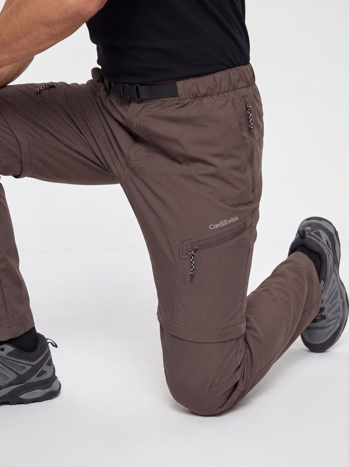 Pessoa ajoelhada usando Calça 2 em 1 Cordilheira Canopy Masculina, Roupa da Marca Cordilheira com Boa qualidade, resistência e mobilidade Confiável para esportes ao ar livre.