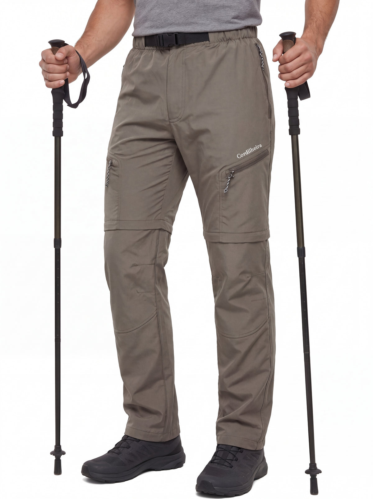 Modelo usando Calça 2 em 1 Cordilheira Canopy Masculina com equipamento de hiking, Roupa da Marca Cordilheira com Boa resistência, proteção e desempenho Confiável para atividades ao ar livre.