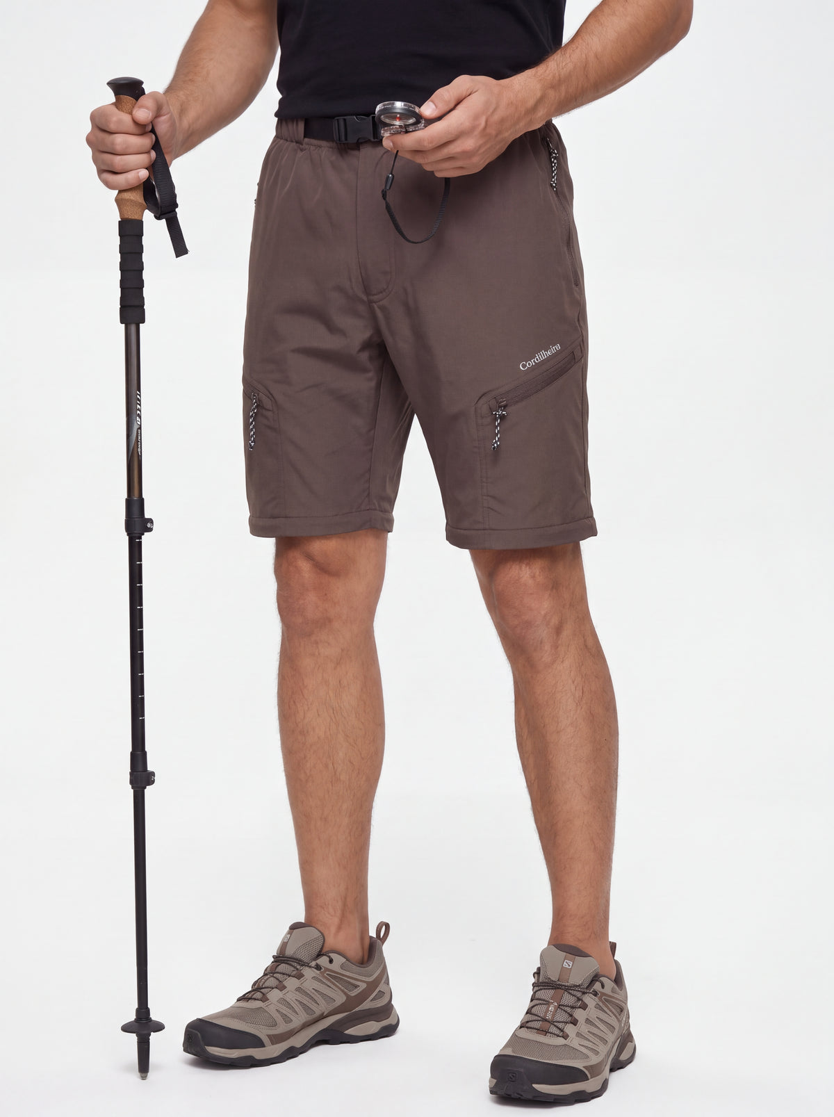 Modelo segurando equipamento de trilha com Calça 2 em 1 Cordilheira Canopy Masculina, Roupa da Marca Cordilheira com Boa resistência e desempenho Confiável para atividades ao ar livre.