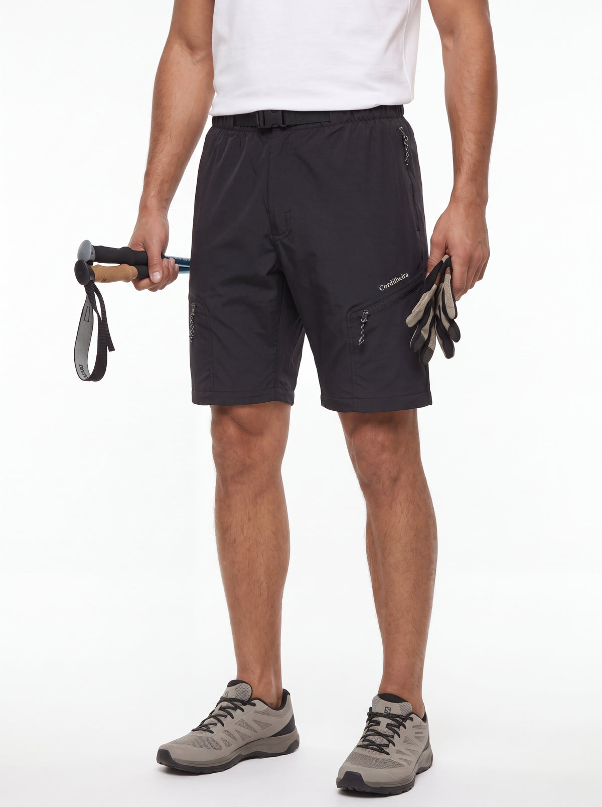 Modelo com equipamento de trilha usando Calça 2 em 1 Cordilheira Canopy Masculina, Roupa da Marca Cordilheira com Boa resistência, qualidade e desempenho Confiável para hiking e trekking.