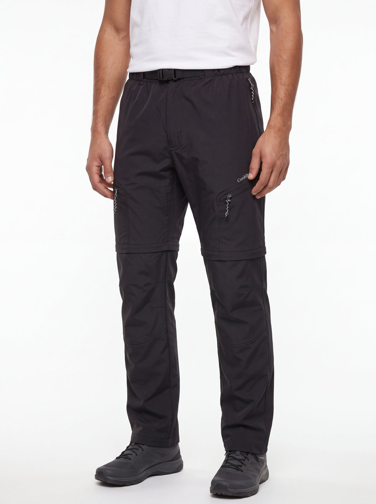 Modelo usando Calça 2 em 1 Cordilheira Canopy Masculina em estúdio, Roupa da Marca Cordilheira com Boa qualidade, resistência e modelagem Confiável para trekking e hiking.
