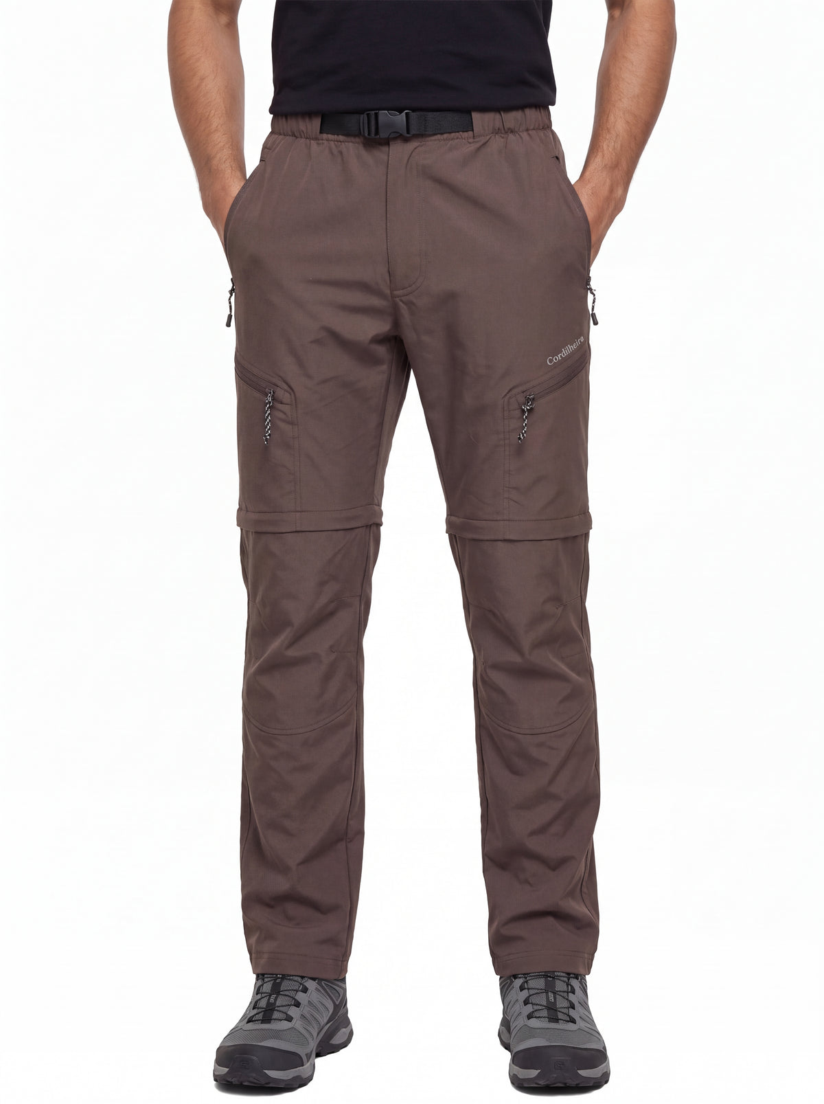 Modelo usando Calça 2 em 1 Cordilheira Canopy Masculina em fundo branco, Roupa da Marca Cordilheira com Boa qualidade, resistência e acabamento Confiável para uso outdoor.