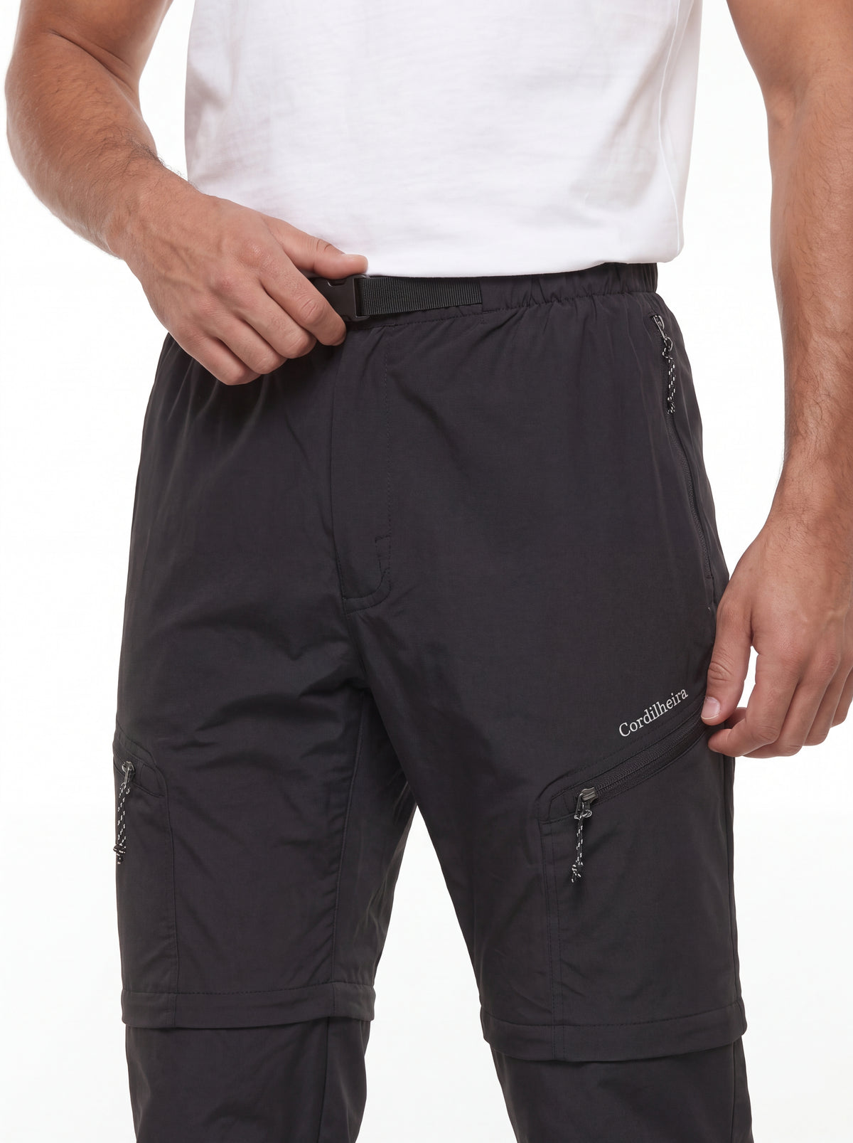 Modelo usando Calça 2 em 1 Cordilheira Canopy Masculina com logo Cordilheira em destaque, Roupa da Marca Cordilheira com Boa qualidade, resistência e acabamento Confiável para trilhas.