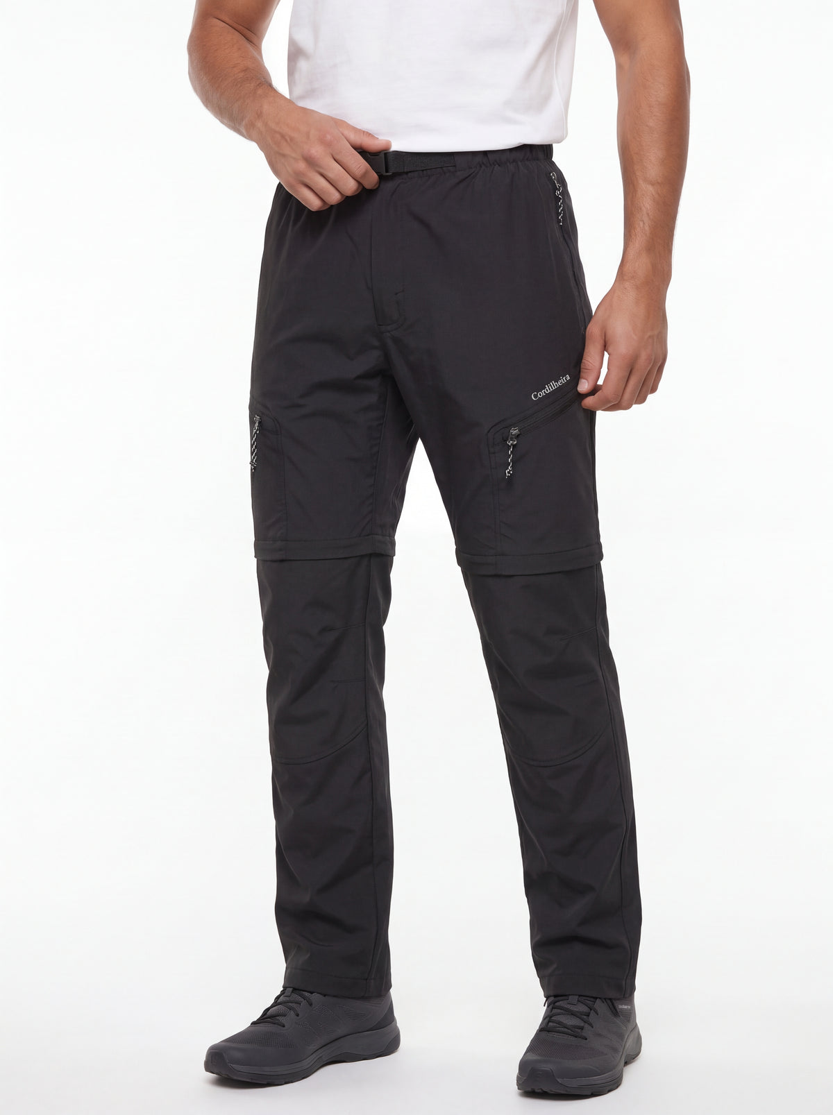Modelo posando com Calça 2 em 1 Cordilheira Canopy Masculina, Roupa da Marca Cordilheira com Boa resistência, qualidade e proteção Confiável para trilhas e atividades ao ar livre.