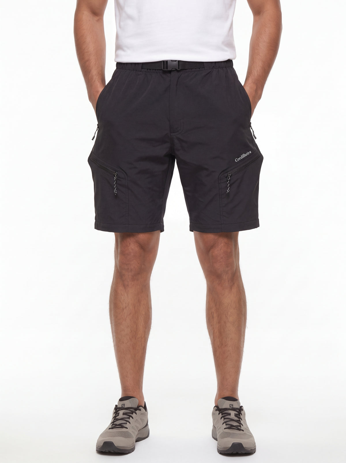 Modelo usando a Calça 2 em 1 Cordilheira Canopy Masculina em configuração de shorts, Roupa da Marca Cordilheira com Boa qualidade, conforto e versatilidade Confiável para atividades outdoor.