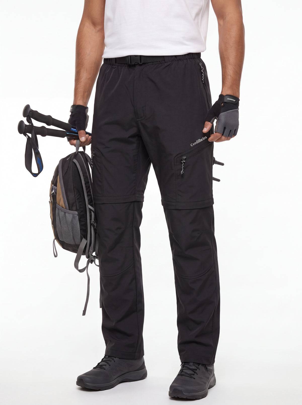 Modelo usando a versão shorts da Calça 2 em 1 Cordilheira Canopy Masculina com equipamento de trilha, Roupa da Marca Cordilheira com Boa mobilidade, resistência e versatilidade Confiável para outdoor.