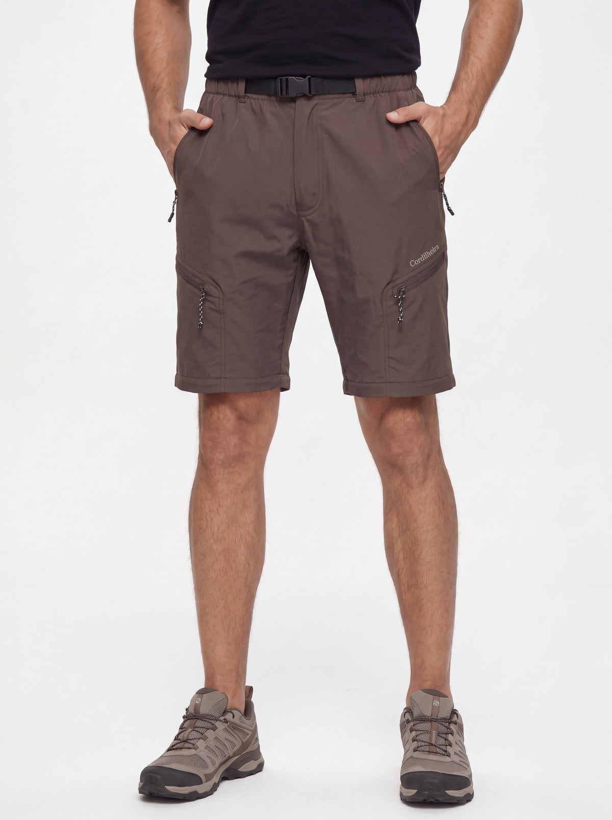 Modelo usando a configuração shorts da Calça 2 em 1 Cordilheira Canopy Masculina, Roupa da Marca Cordilheira com Boa qualidade, conforto e versatilidade Confiável para trilhas.