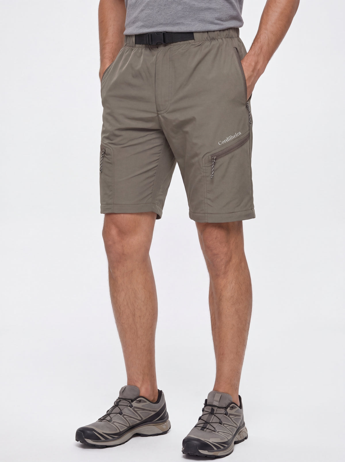 Modelo usando a Calça 2 em 1 Cordilheira Canopy Masculina em configuração de shorts, Roupa da Marca Cordilheira com Boa qualidade e versatilidade Confiável para trilhas e dias de maior mobilidade.