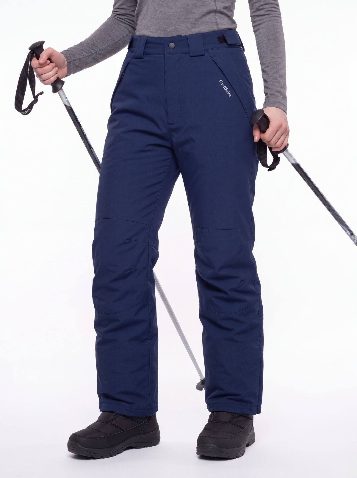 Modelo usando Calça 2 em 1 Cordilheira Pathfinder Feminina com botas, Roupa da Marca Cordilheira com Boa impermeabilidade, resistência e proteção Confiável para neve e frio.