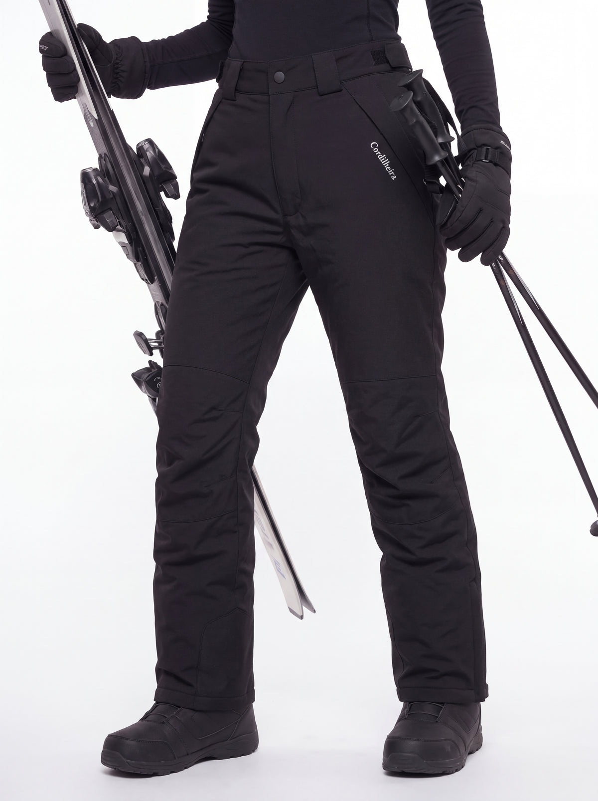 Modelo segurando equipamento de neve com Calça 2 em 1 Cordilheira Pathfinder Feminina, Roupa da Marca Cordilheira com Boa resistência e proteção Confiável para esportes de inverno.