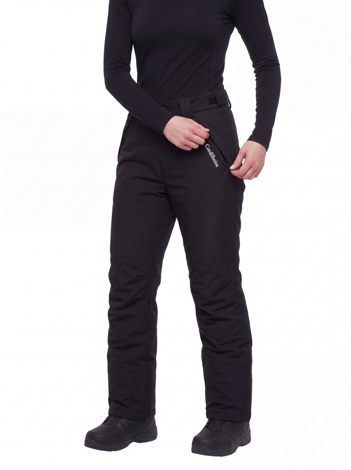 Modelo posando com Calça 2 em 1 Cordilheira Pathfinder Feminina, Roupa da Marca Cordilheira com Boa qualidade, resistência e conforto Confiável para neve e frio.