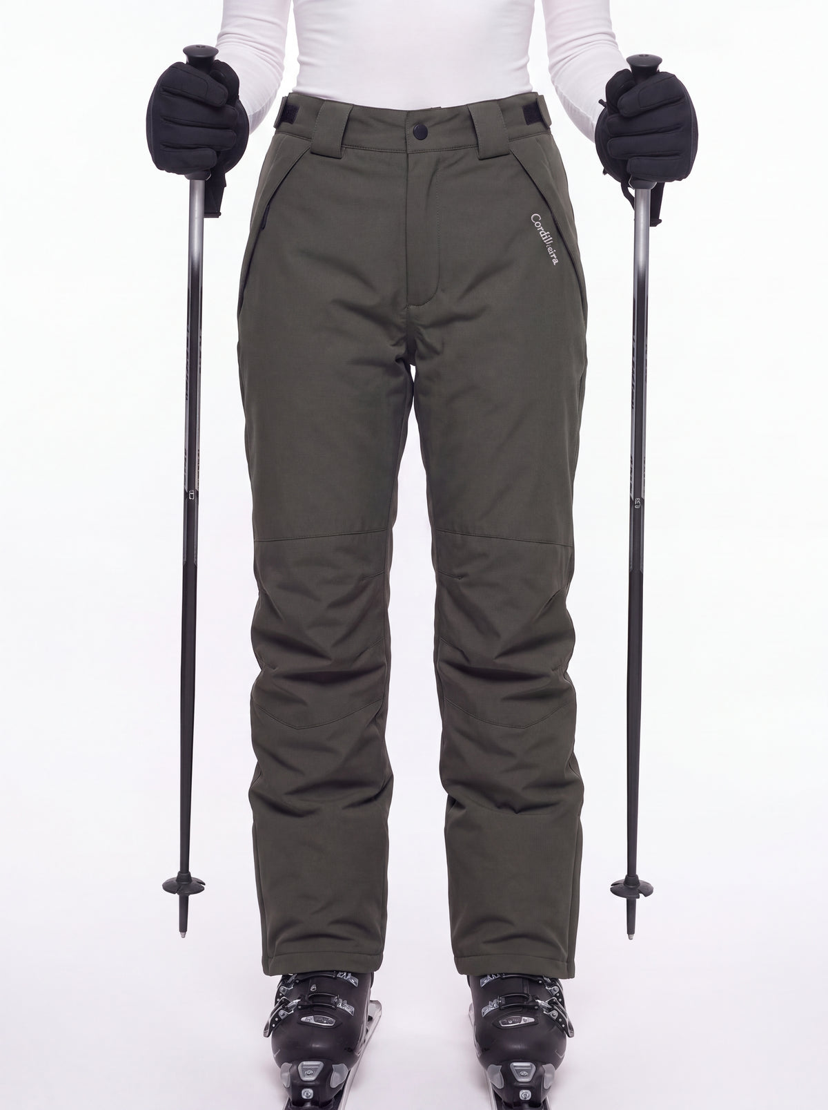 Modelo usando Calça 2 em 1 Cordilheira Pathfinder Feminina em cenário de neve, Roupa da Marca Cordilheira com Boa resistência e proteção Confiável para esportes de inverno.