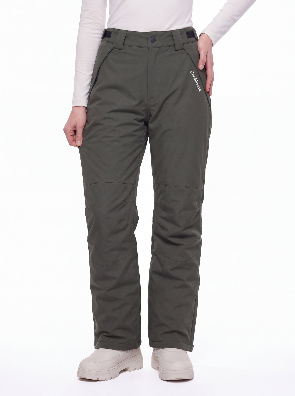 Modelo posando com Calça 2 em 1 Cordilheira Pathfinder Feminina, Roupa da Marca Cordilheira com Boa qualidade, resistência e proteção Confiável para neve e atividades outdoor.