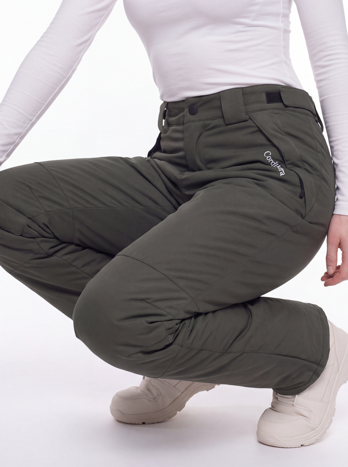 Modelo em pose espontânea usando Calça 2 em 1 Cordilheira Pathfinder Feminina, Roupa da Marca Cordilheira com Boa qualidade e proteção Confiável para neve e atividades outdoor.