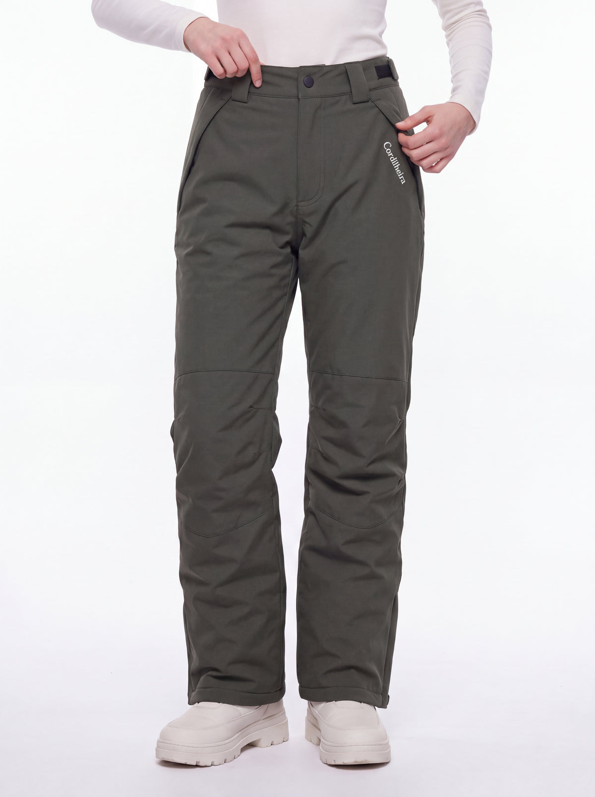 Modelo em pose esportiva usando Calça 2 em 1 Cordilheira Pathfinder Feminina, Roupa da Marca Cordilheira com Boa resistência e desempenho Confiável para esportes na neve.