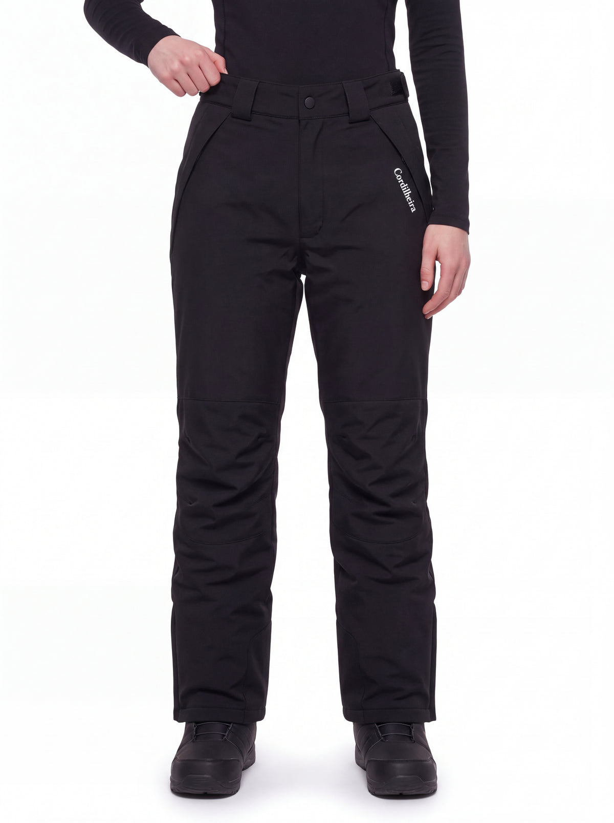 Modelo usando Calça 2 em 1 Cordilheira Pathfinder Feminina em pose de produto, Roupa da Marca Cordilheira com Boa impermeabilidade e proteção Confiável para neve.