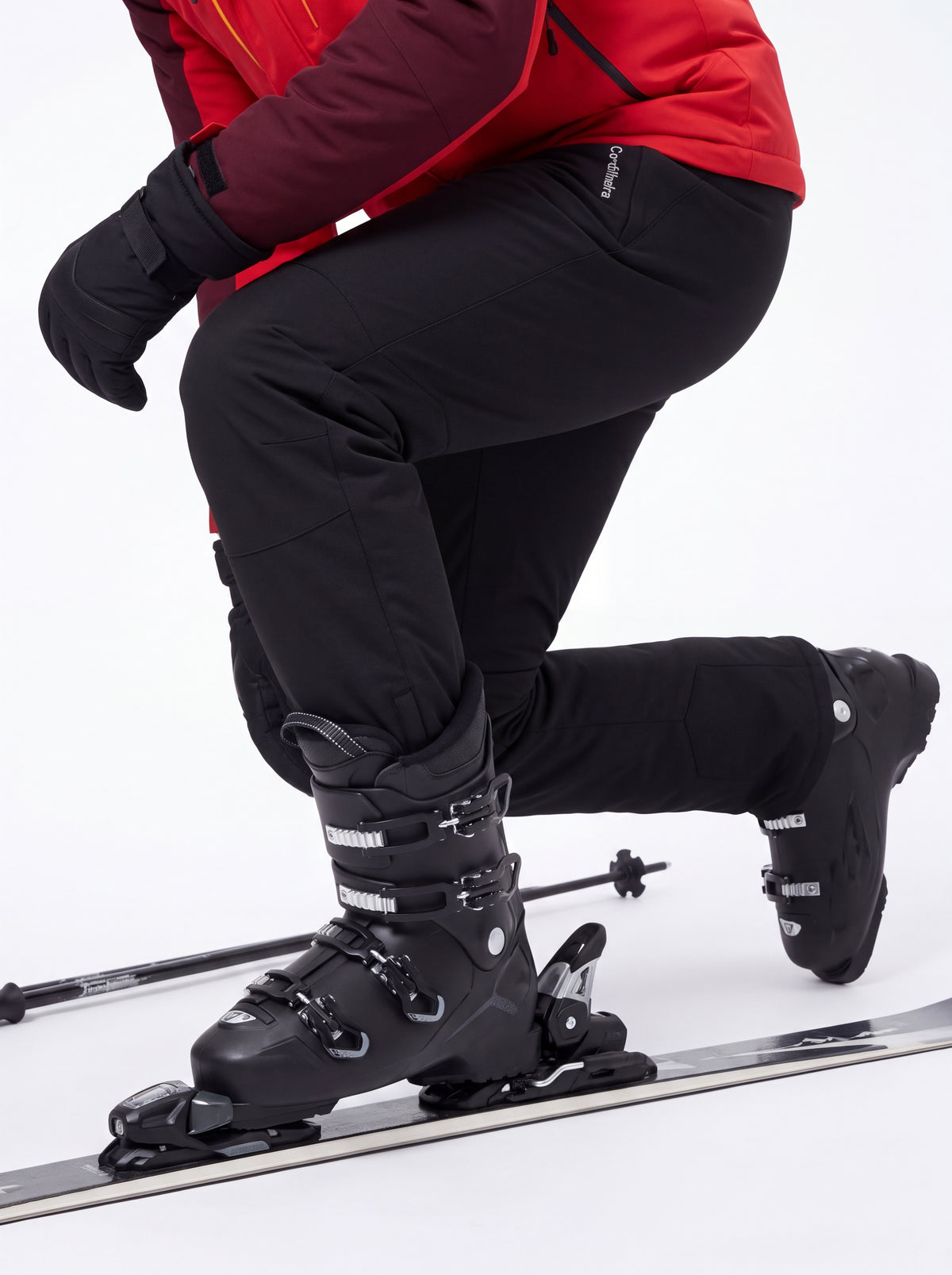 Pessoa ajustando botas com Calça 2 em 1 Cordilheira Pathfinder Masculina, Roupa da Marca Cordilheira com Boa resistência e proteção Confiável para ski, neve e frio.