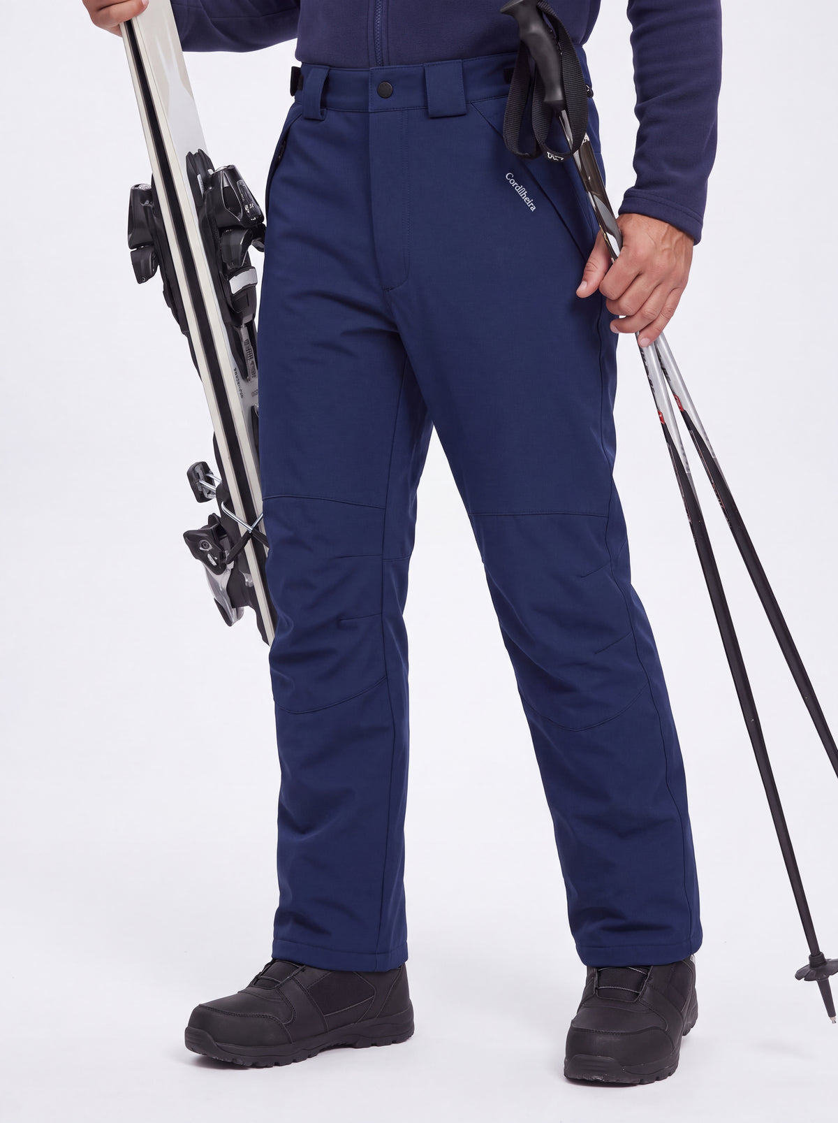 Modelo usando Calça 2 em 1 Cordilheira Pathfinder Masculina para neve, Roupa da Marca Cordilheira com Boa qualidade, impermeabilidade e proteção Confiável para frio intenso.