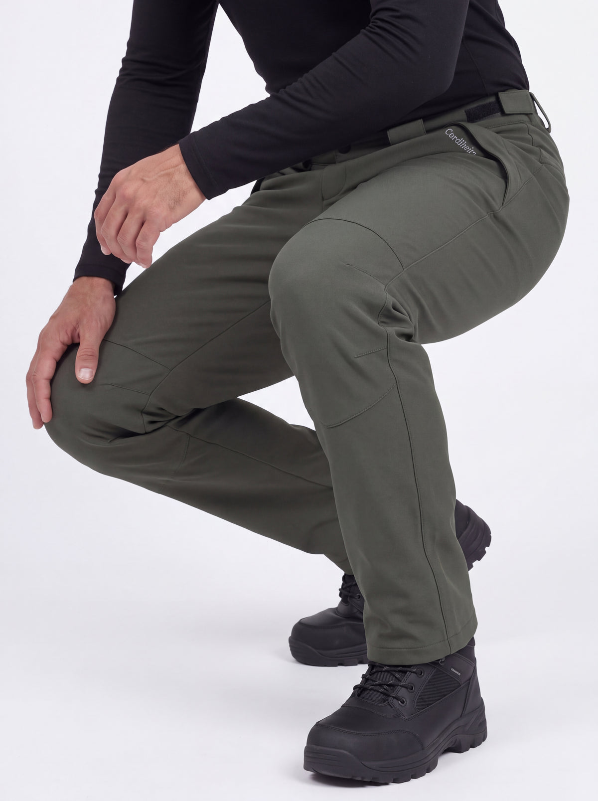 Modelo mostrando o ajuste elástico da Calça 2 em 1 Cordilheira Pathfinder Masculina, Roupa da Marca Cordilheira com Boa qualidade, conforto e proteção Confiável para neve.