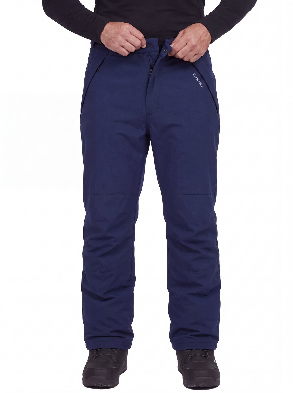 Modelo posando em fundo branco com Calça 2 em 1 Cordilheira Pathfinder Masculina, Roupa da Marca Cordilheira com Boa qualidade e desempenho Confiável para neve e frio intenso.