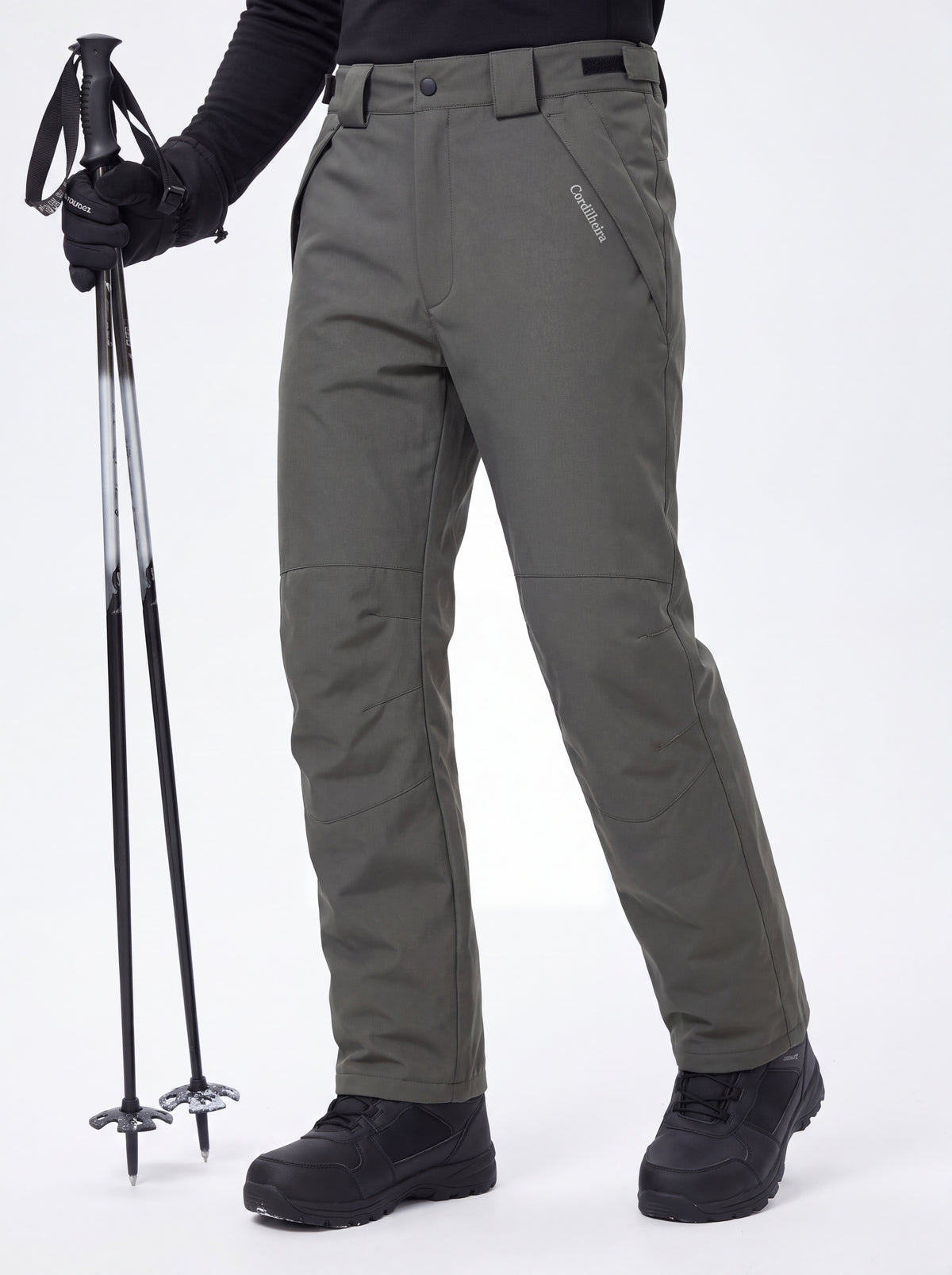 Modelo usando Calça 2 em 1 Cordilheira Pathfinder Masculina para neve, Roupa da Marca Cordilheira com Boa impermeabilidade, resistência e proteção Confiável para ski e inverno.