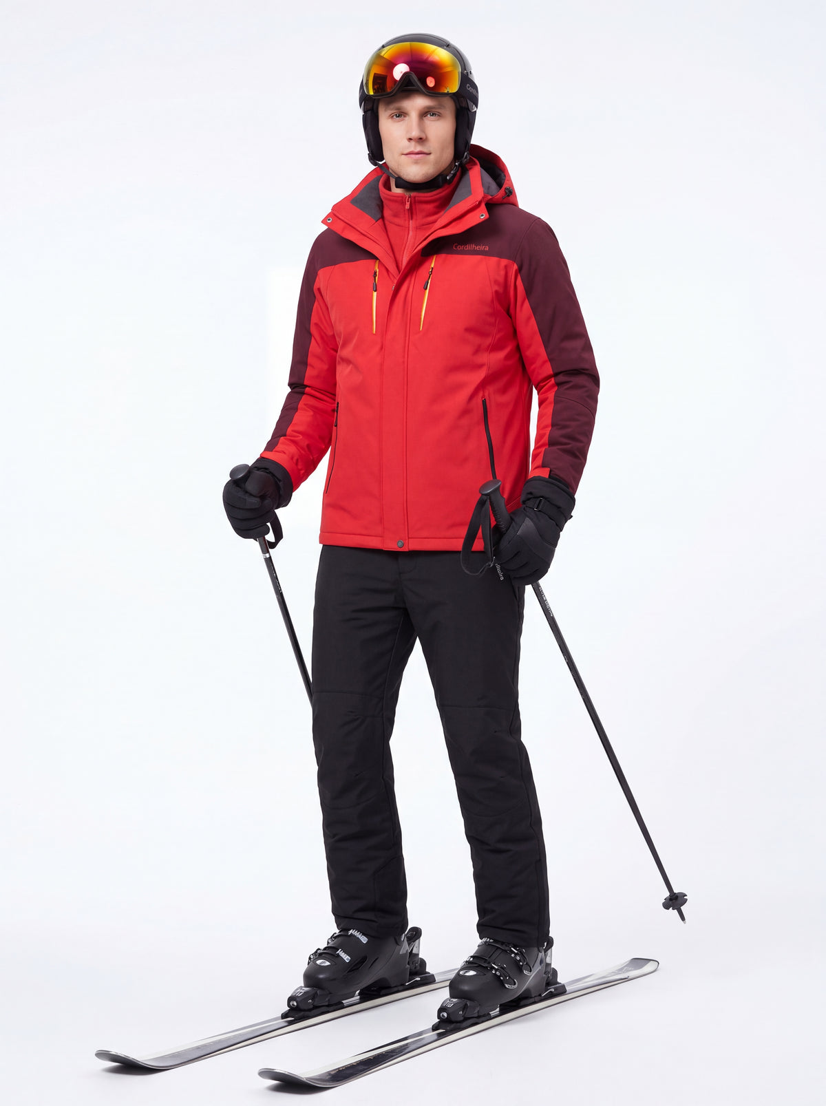 Modelo posando com esquis usando Calça 2 em 1 Cordilheira Pathfinder Masculina, Roupa da Marca Cordilheira com Boa qualidade e proteção Confiável para neve e esportes de inverno.