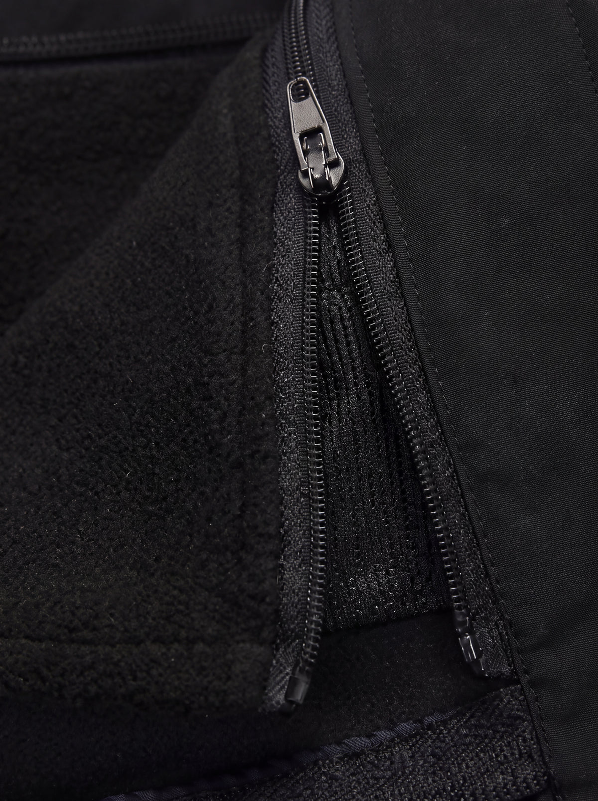 Modelo usando Calça 2 em 1 Cordilheira Pathfinder Masculina em estúdio, Roupa da Marca Cordilheira com Boa proteção, resistência e desempenho Confiável para neve e esportes de inverno.