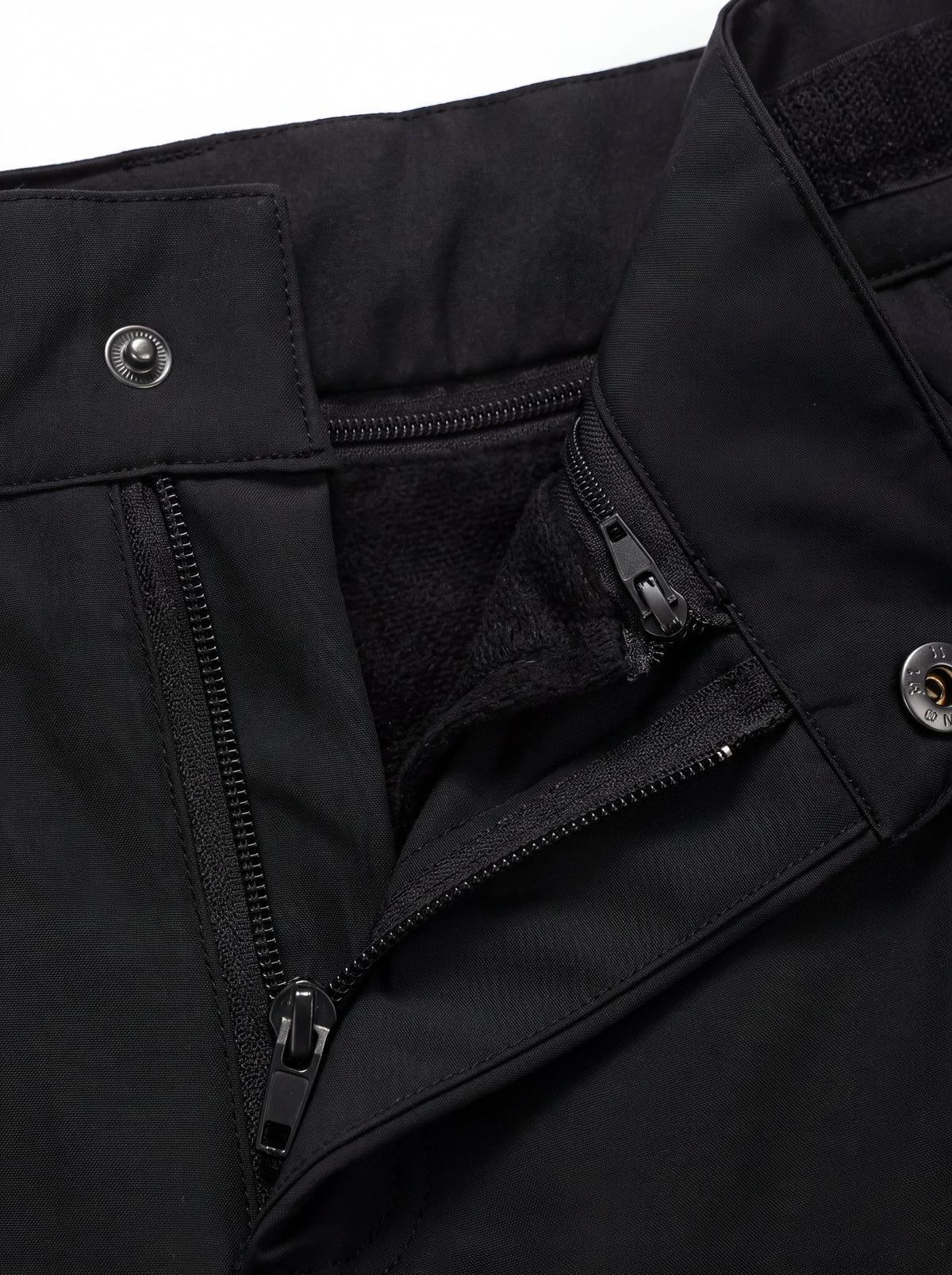 Modelo usando Calça 2 em 1 Cordilheira Pathfinder Masculina em pose frontal, Roupa da Marca Cordilheira com Boa resistência e proteção Confiável para neve, frio e esporte outdoor.