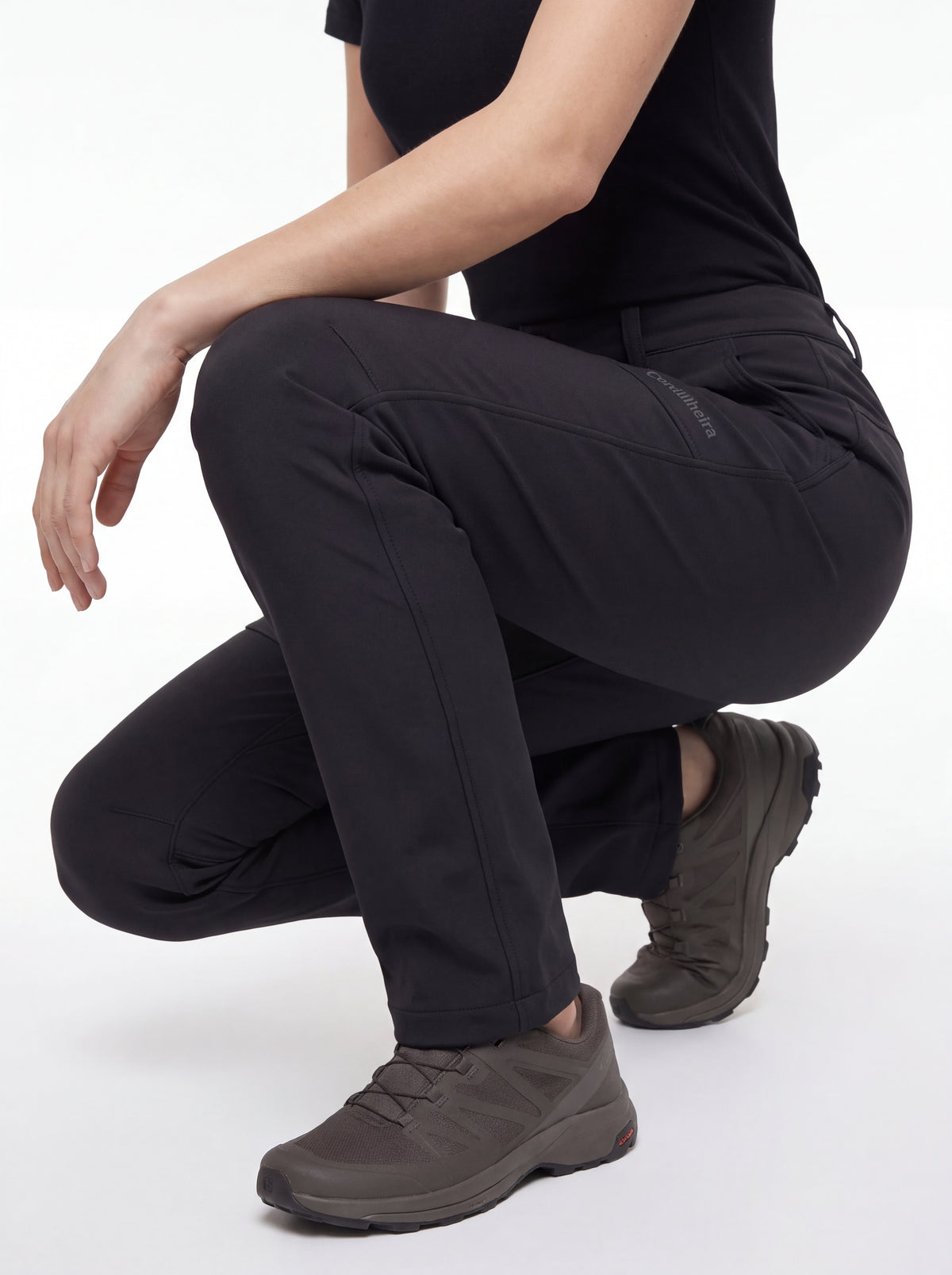 Modelo agachada usando Calça Cordilheira Hiking Impermeável Feminina, Roupa da Marca Cordilheira com Boa mobilidade, resistência e conforto Confiável para hiking, trekking e movimentos em trilha.