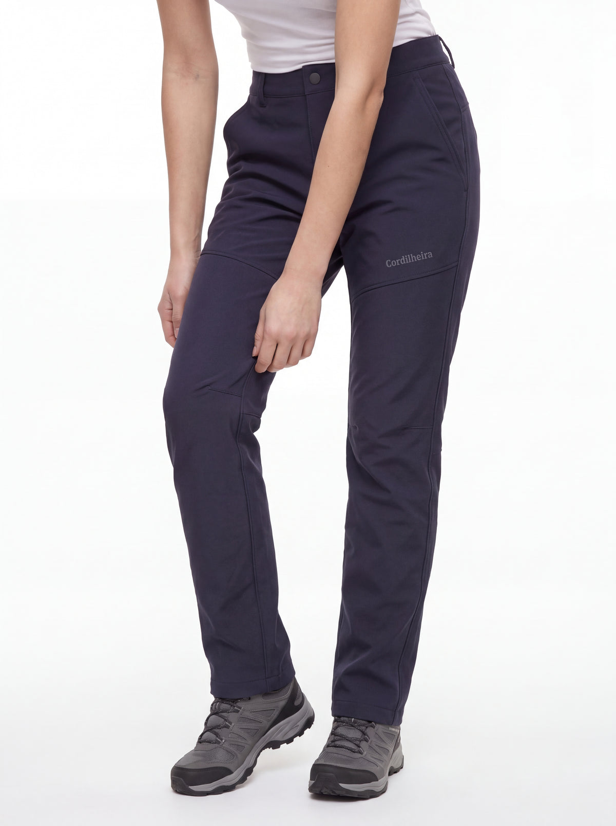 Modelo usando Calça Cordilheira Hiking Impermeável Feminina em pose que destaca a modelagem, Roupa da Marca Cordilheira com Boa resistência, conforto e acabamento Confiável para atividades outdoor.