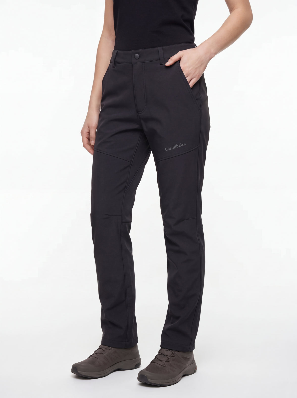 Modelo posando com Calça Cordilheira Hiking Impermeável Feminina, Roupa da Marca Cordilheira com Boa resistência, qualidade e desempenho Confiável para trilhas, trekking e uso outdoor.