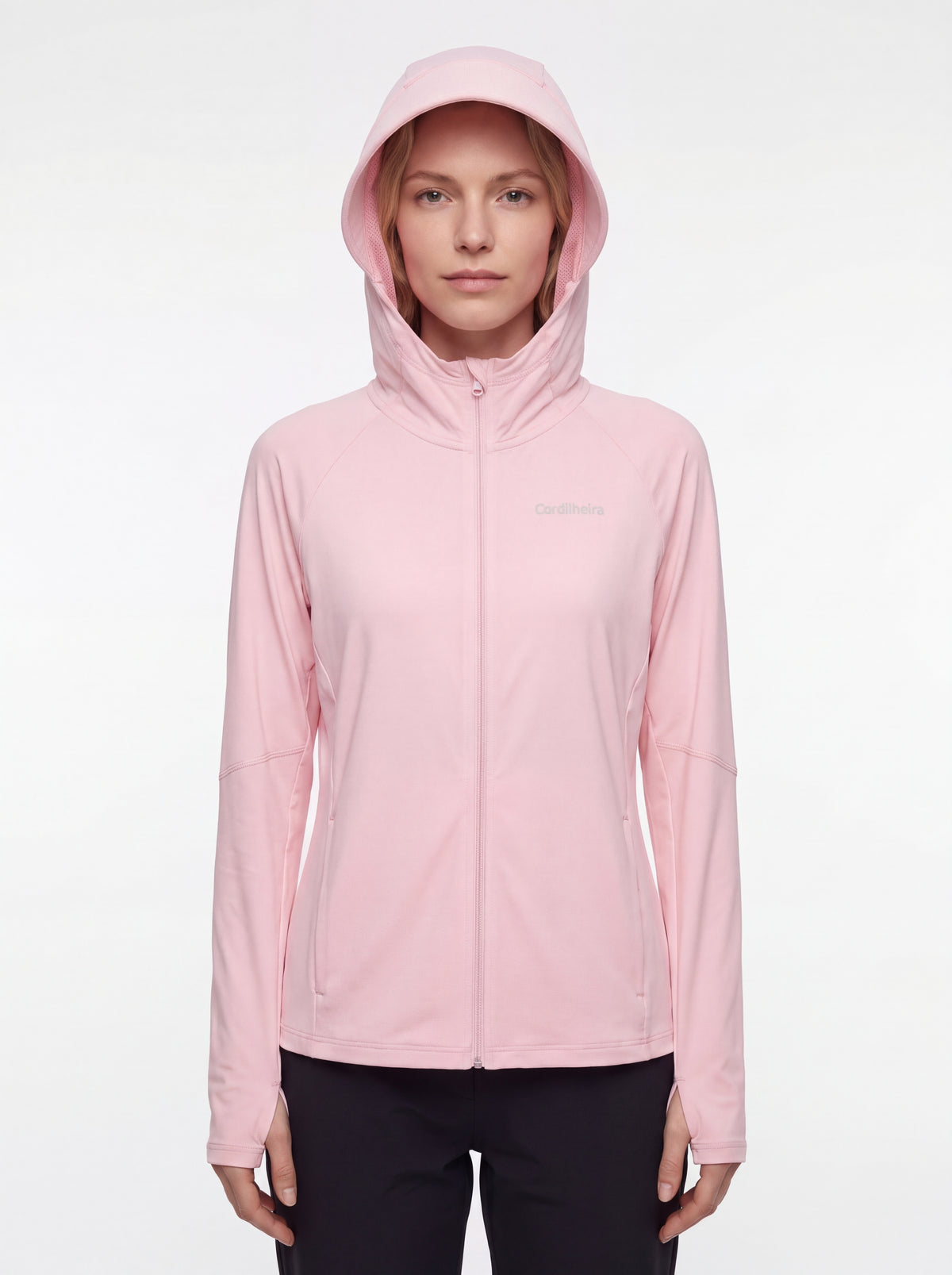 Modelo usando o capuz da Roupa Corta-Vento Cordilheira Solar UV50+ Feminina da Marca Cordilheira, com Boa proteção e desempenho Confiável para esporte e dias de sol.