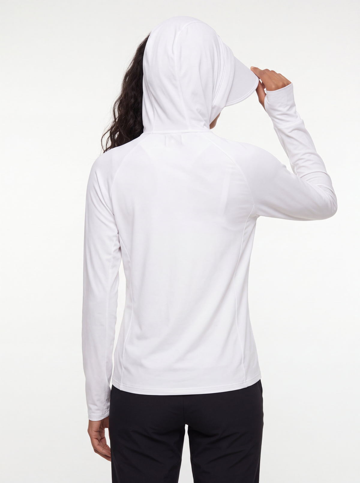 Modelo de costas usando Roupa Corta-Vento Cordilheira Solar UV50+ Feminina da Marca Cordilheira, com Boa resistência e proteção Confiável para corrida, caminhada e sol.