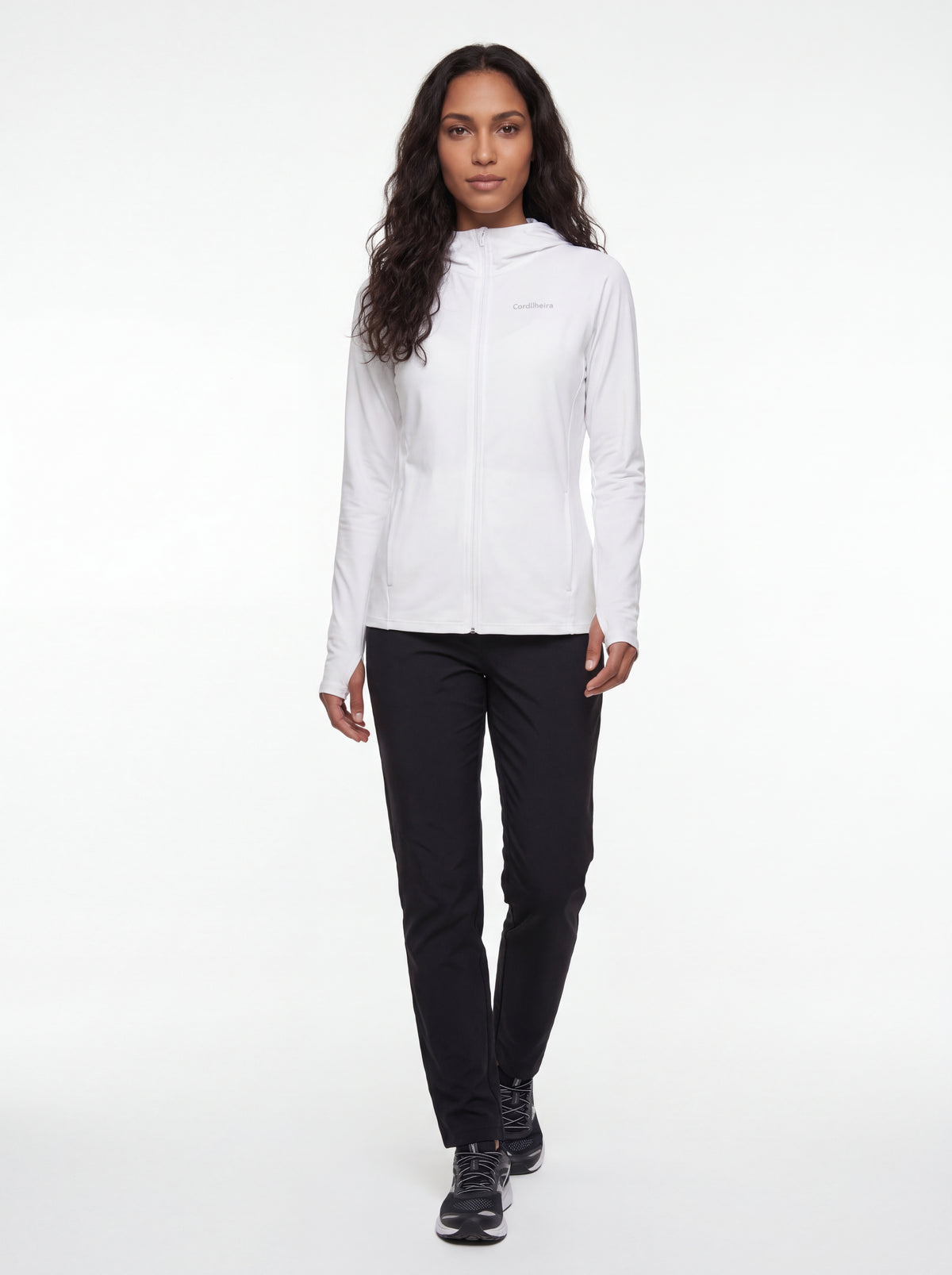 Modelo usando Roupa Corta-Vento Cordilheira Solar UV50+ Feminina fechada, da Marca Cordilheira, com Boa resistência e proteção Confiável para corrida e esportes em dias de sol.