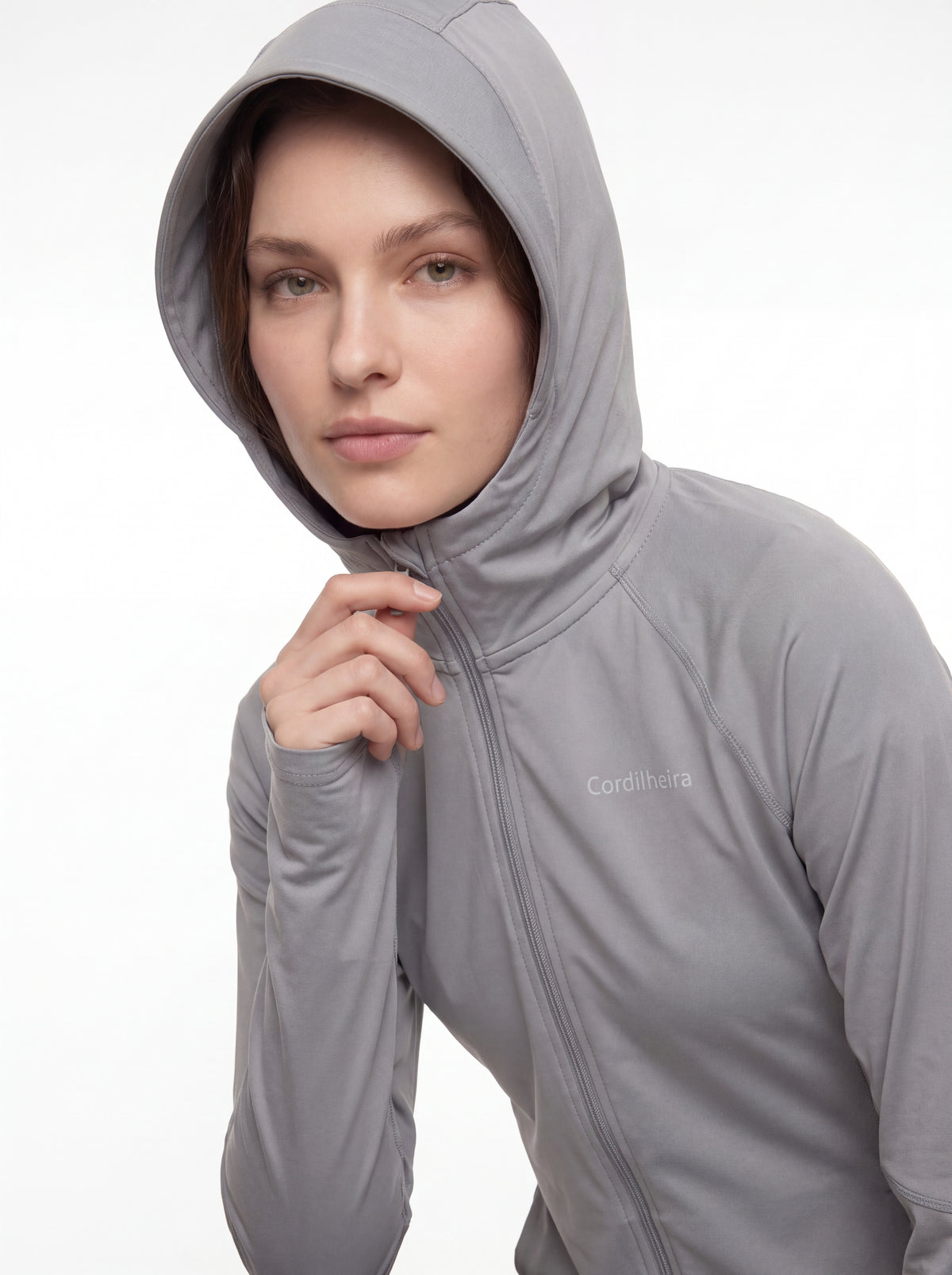 Modelo interagindo com o capuz da Roupa Corta-Vento Cordilheira Solar UV50+ Feminina da Marca Cordilheira, com Boa proteção UV e uso Confiável para esporte outdoor.