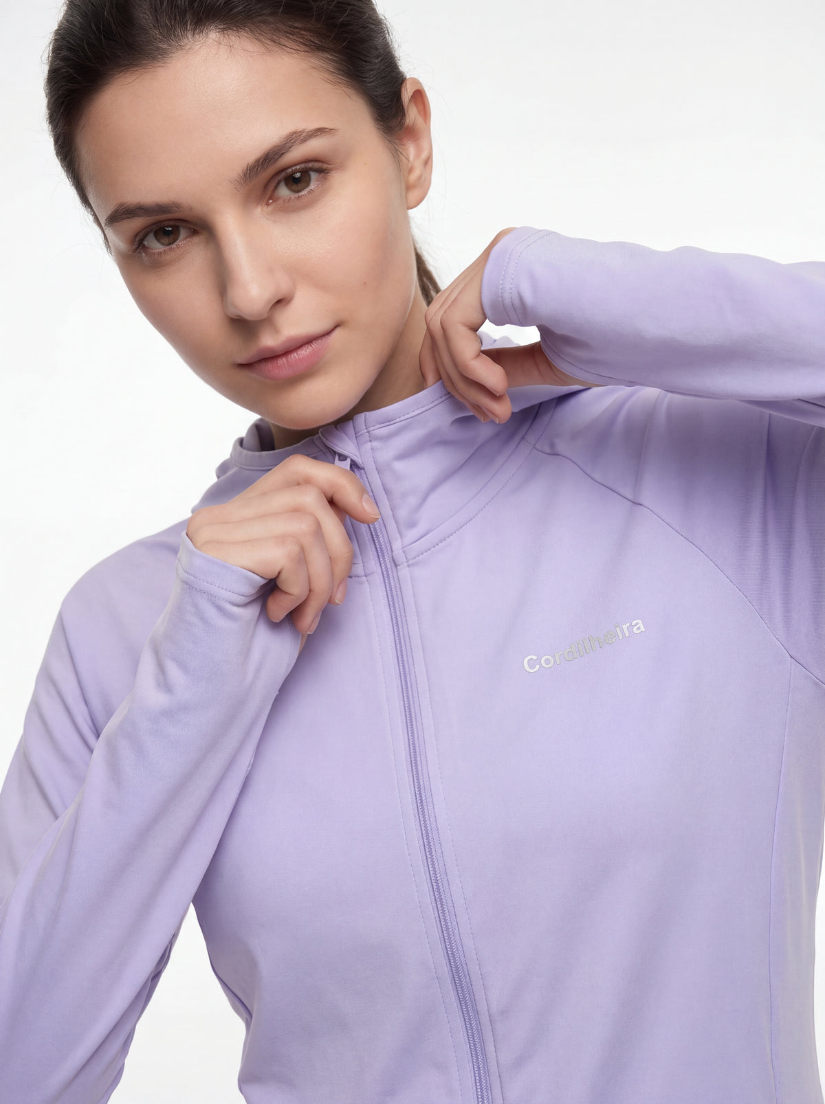 Modelo interagindo com a gola da Roupa Corta-Vento Cordilheira Solar UV50+ Feminina da Marca Cordilheira, com Boa qualidade, conforto e proteção Confiável para treino ao sol.