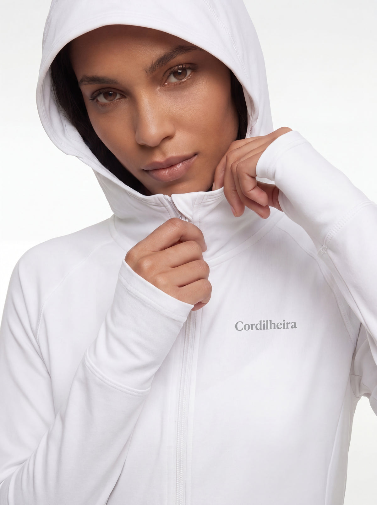 Detalhe do logo em silk da Roupa Corta-Vento Cordilheira Solar UV50+ Feminina da Marca Cordilheira, com Boa qualidade, acabamento e identidade Confiável para uso esportivo.