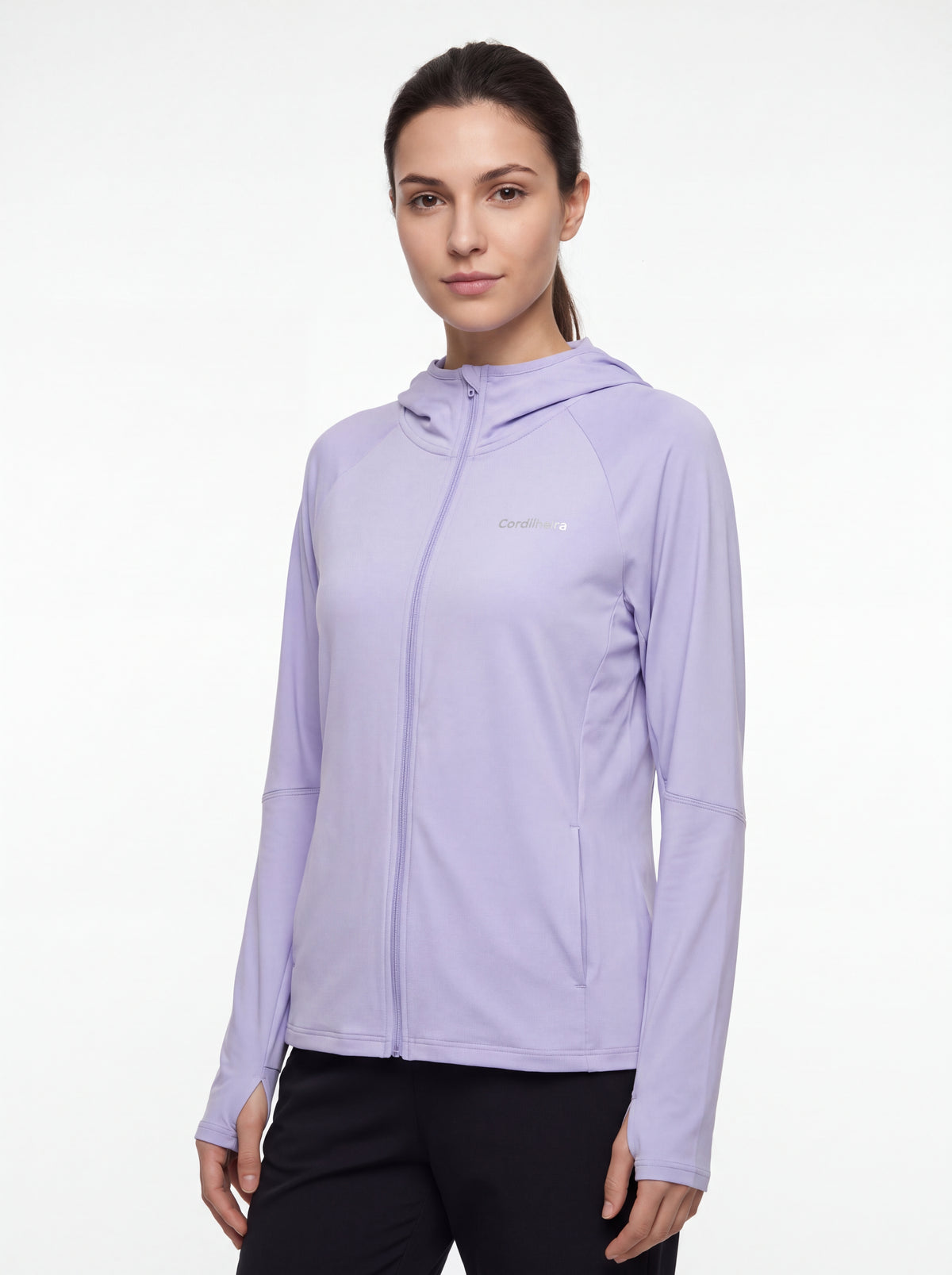 Modelo usando Roupa Corta-Vento Cordilheira Solar UV50+ Feminina com logo visível da Marca Cordilheira, com Boa qualidade e proteção Confiável para esporte outdoor.