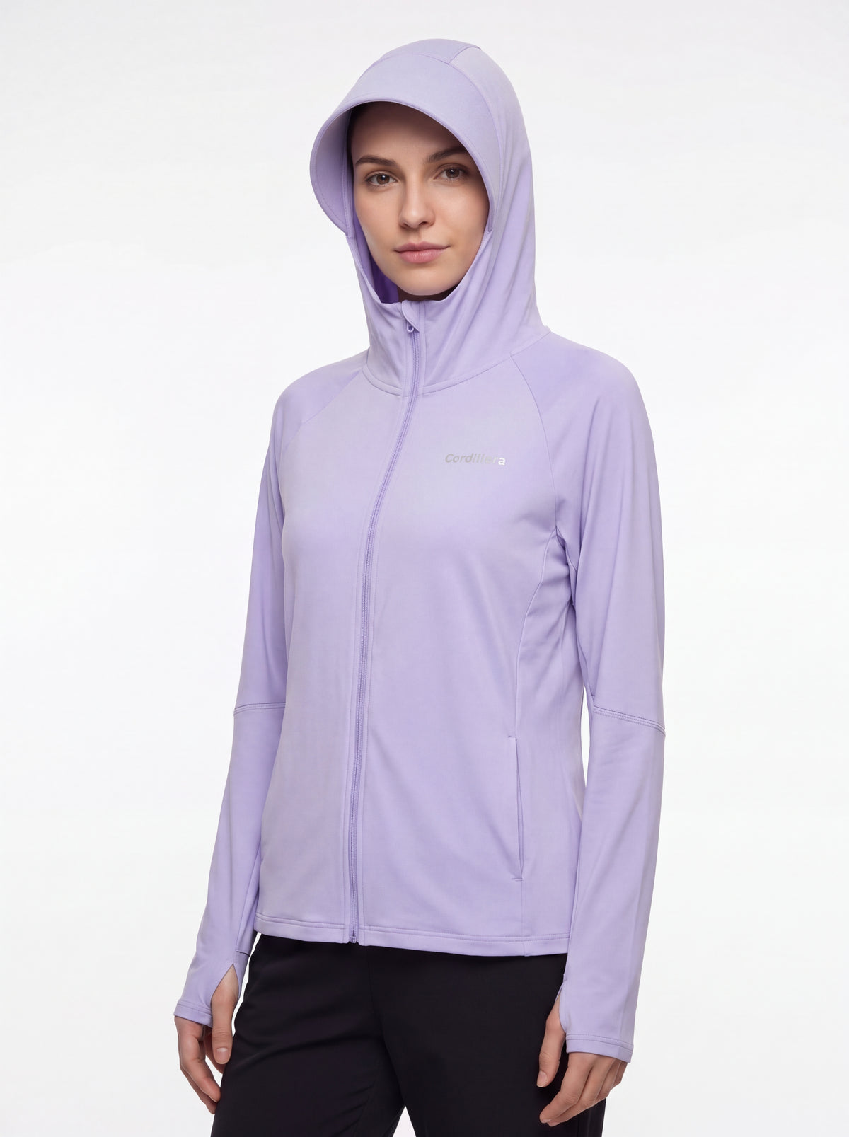 Modelo vestindo o capuz da Roupa Corta-Vento Cordilheira Solar UV50+ Feminina da Marca Cordilheira, com Boa proteção e uso Confiável para esporte em dias de sol.