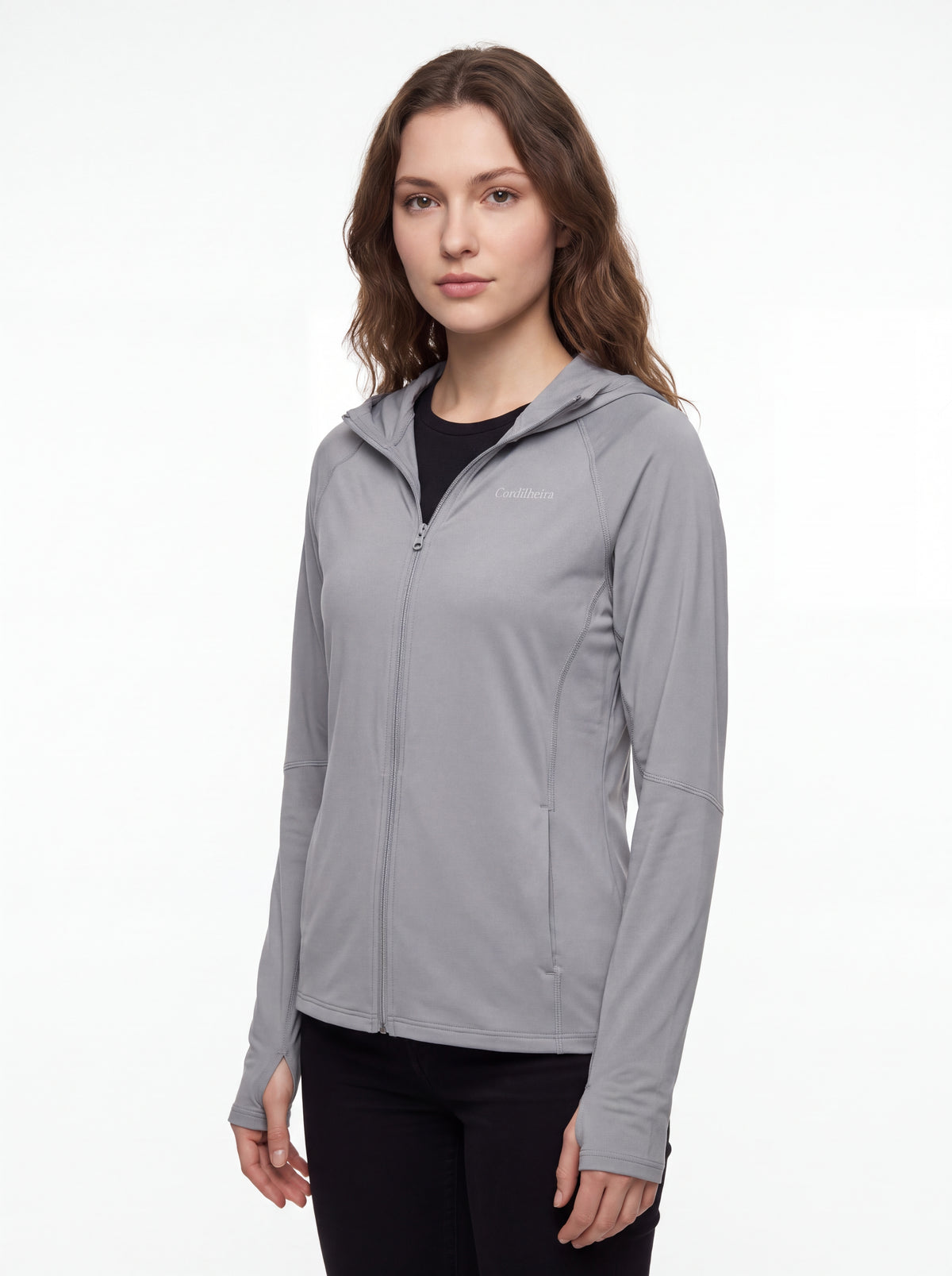 Modelo posando com Roupa Corta-Vento Cordilheira Solar UV50+ Feminina da Marca Cordilheira, com Boa qualidade e proteção Confiável para esporte e rotina outdoor.