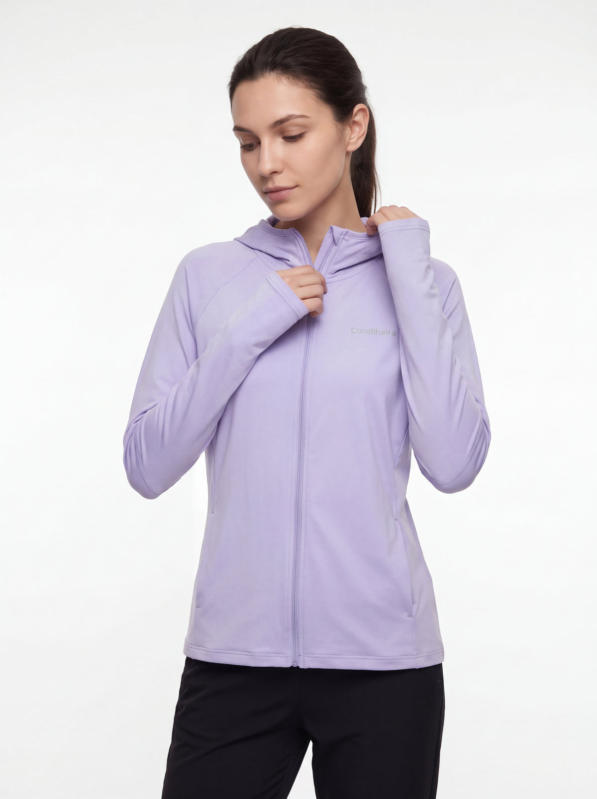 Modelo posando com Roupa Corta-Vento Cordilheira Solar UV50+ Feminina da Marca Cordilheira, com Boa resistência e desempenho Confiável para corrida, treino e dias de sol.