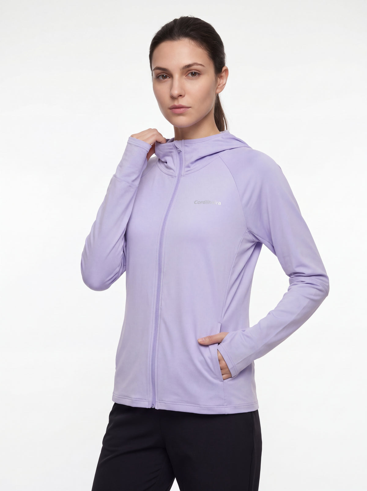 Modelo posando com Roupa Corta-Vento Cordilheira Solar UV50+ Feminina da Marca Cordilheira, com Boa qualidade, conforto e proteção Confiável para esportes ao ar livre.
