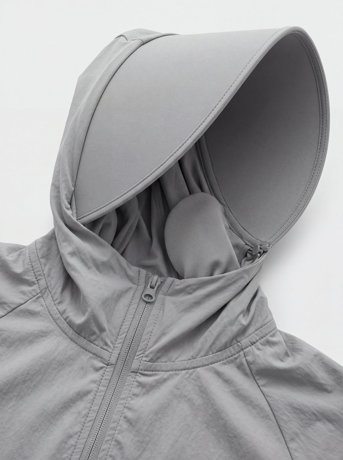 Modelo com Roupa Corta-Vento Cordilheira Solar UV50+ Feminina da Marca Cordilheira, com Boa qualidade e proteção Confiável para esporte, outdoor e dias ensolarados.